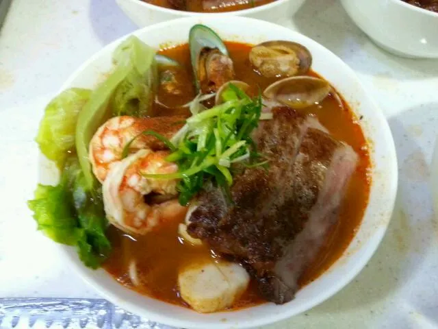 Snapdishの料理写真:wagyu and seafood noodle soup|Samson Yukさん