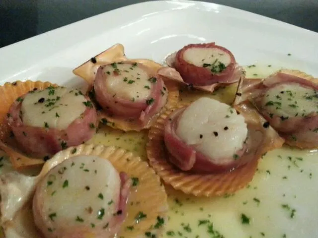 sauteed bacon-wrapped scallop with garlic butter|Samson Yukさん