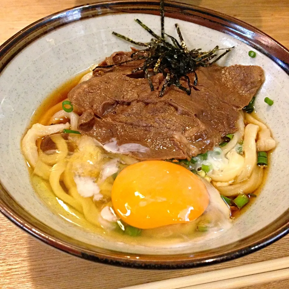 香川県でお肉ぶっかけ温うどん 玉子トッピング！|ももさん