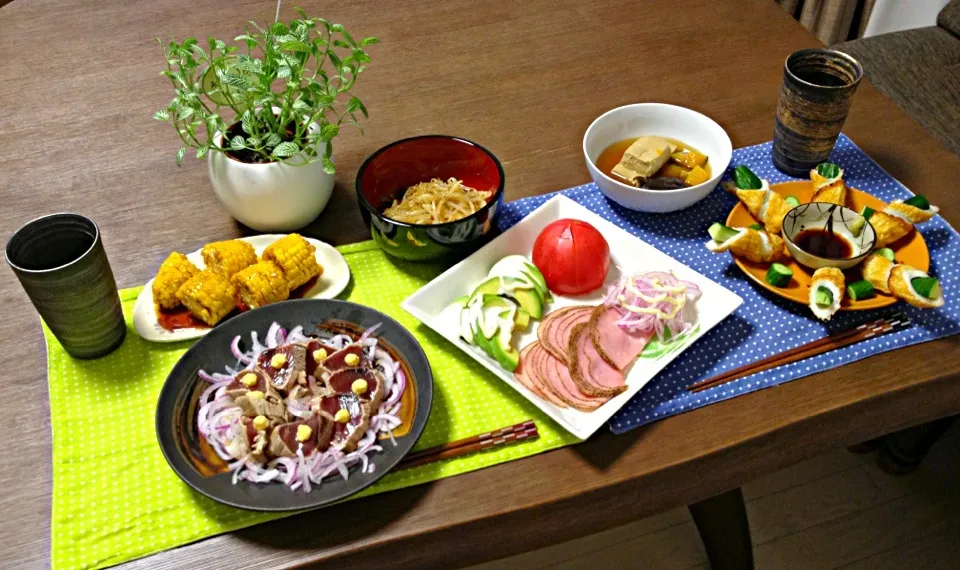 ブラックペッパーハムと野菜盛り、鰹のたたき、とうもろこしのタレ焼、もやしのナムル、高野豆腐の椎茸煮、竹輪きゅうり、ビール|pentarouさん