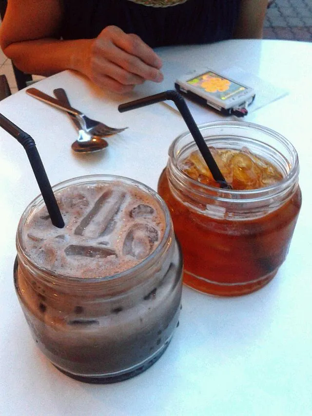 chocolate latte and ice tea|Derbie Wongさん