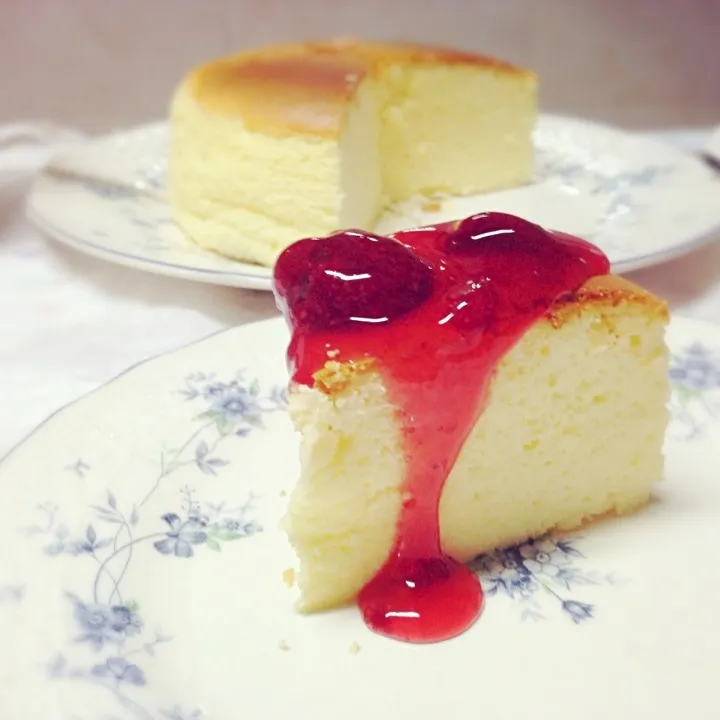 Japanese cotton cheesecake with strawberry sauce. :)|Emaimaimさん