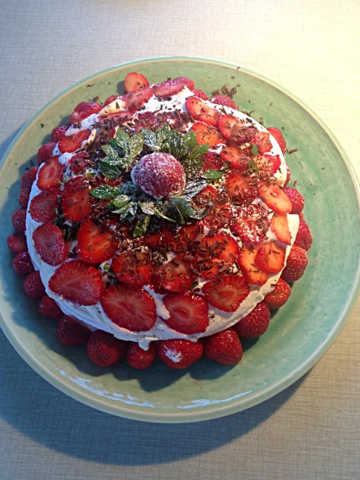 Strawberry Cake with ice cream|wallさん