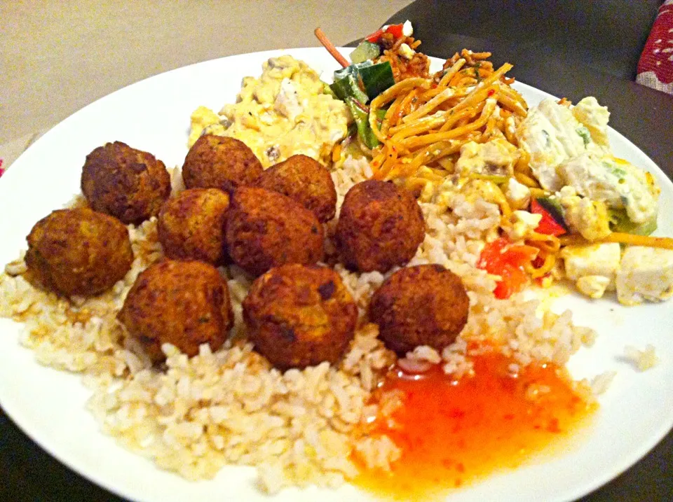 Falafel, brown rice, noodle salad, mixed salad and chilli sauce|Nicole Avisさん