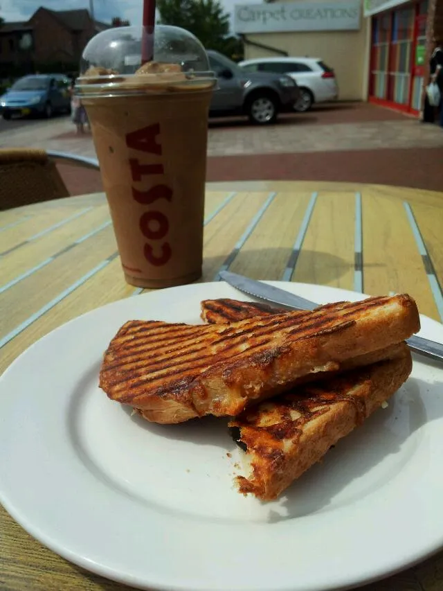 iced mocha cooler with an emmantal and mushroom toastie|hollyさん