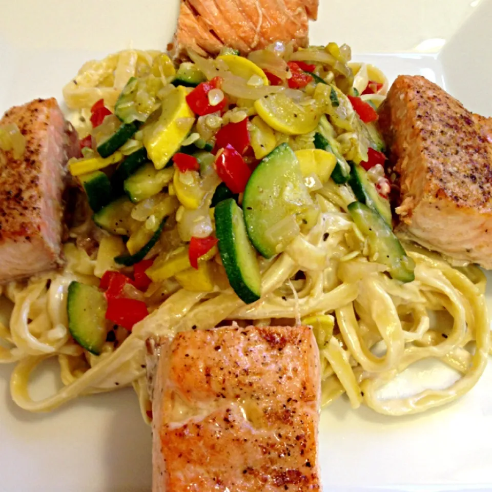 Wild caught Salmon, Fettuccine w/ a lemon garlic cream sauce topped with mixed vegetables|Curt Chillさん