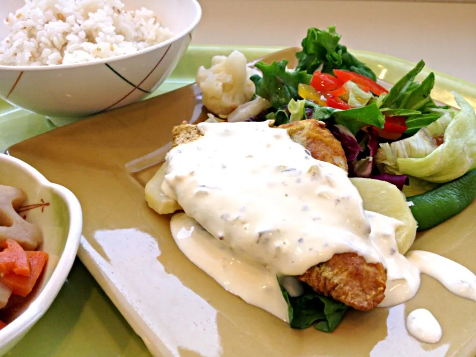 今日の社食は鱈のカレームニエルヘルシータルタルソース。540えん。|ルーア・ブランカさん