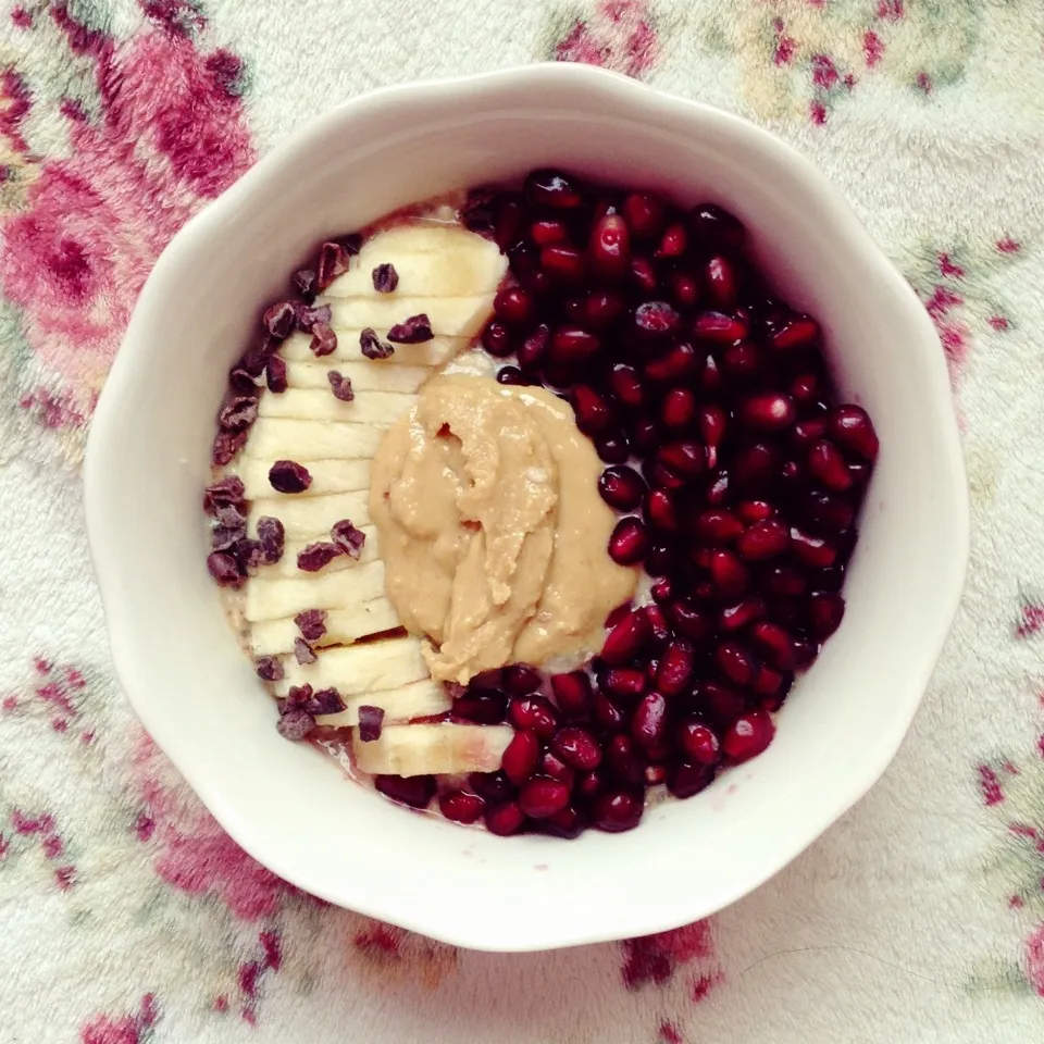 Overnight banana chia oats with more banana, pomegranate seeds, homemade peanut butter and cacao nibs|Rianneさん