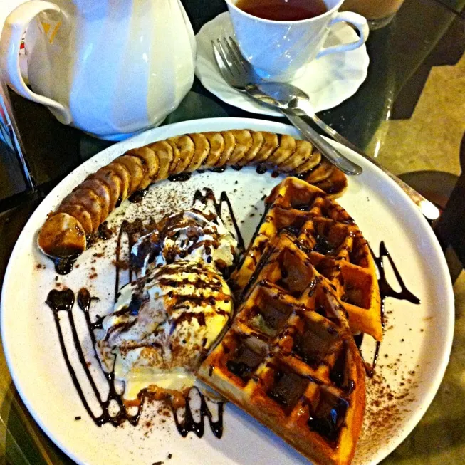 chocolate banana caramel waffle|Blinkieさん