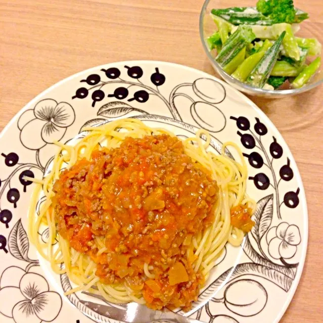 手作りミートソースでパスタ。と、グリーン野菜だけサラダ。|natsuさん