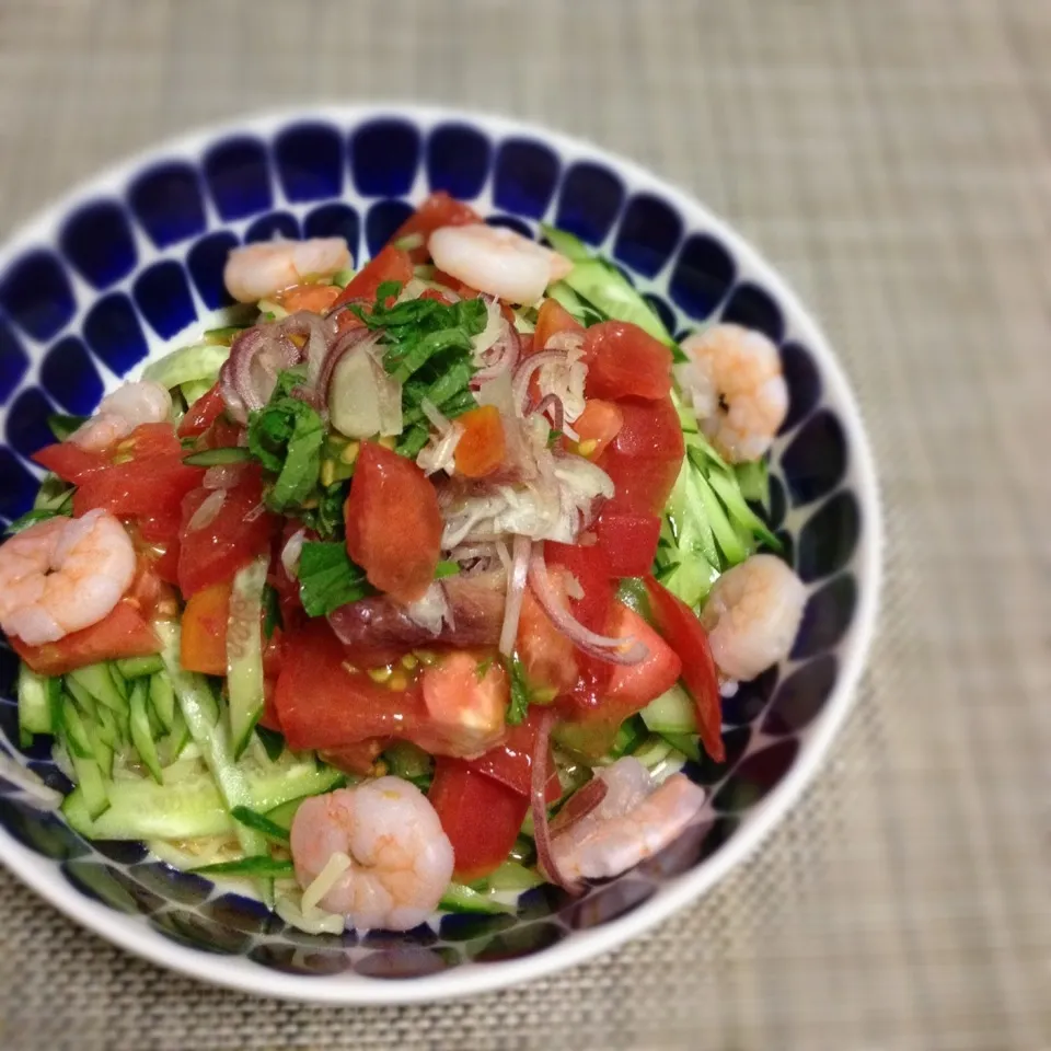 冷しトマト麺。マルちゃん正麺冷し中華を使って、スープにナンプラーとレモンの搾り汁を追加。具にはトマトたっぷり。|ぺんぎんさん