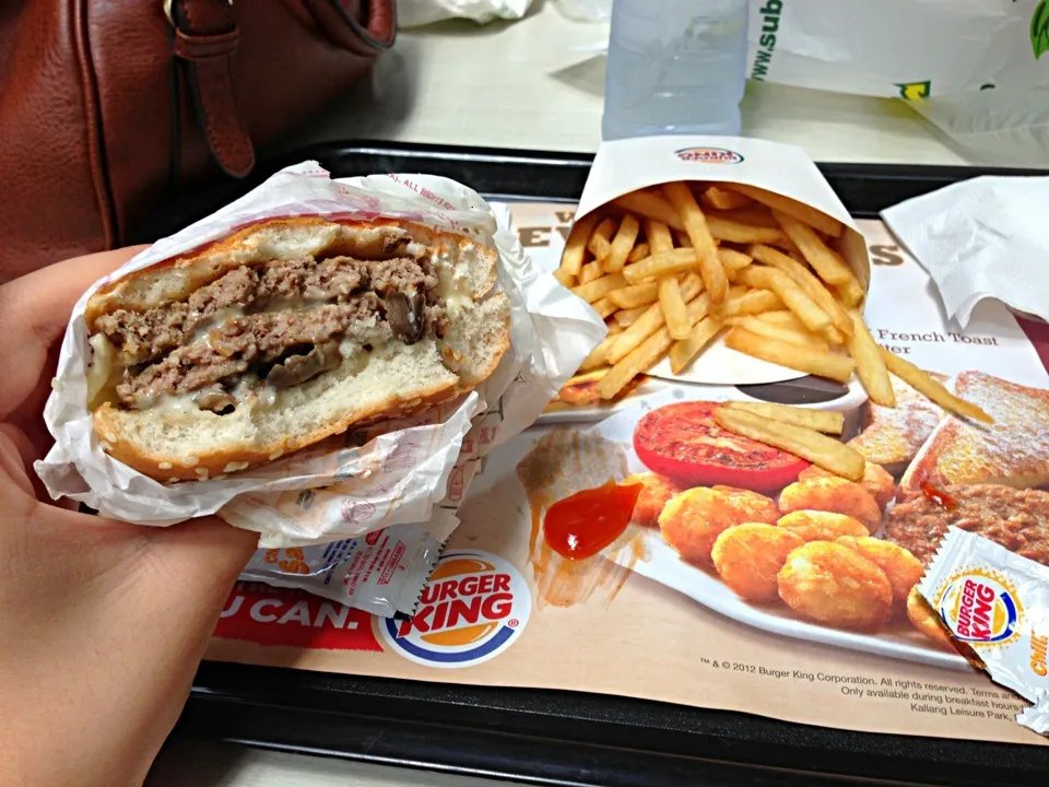 Swiss Mushroom Burger by Burger King. It's a late post... I ate it when i was on a vacation in Singapore. The taste is unbelievably delicious!!|Janeさん