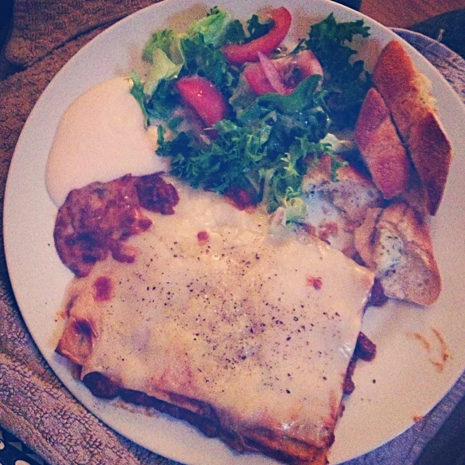 Snapdishの料理写真:Lasagne garlic bread and salad yummy|Charlotte Daviesさん