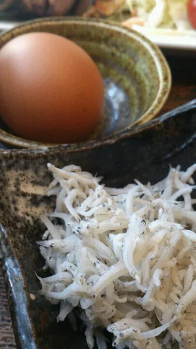 【駒場東大前 菱田屋】定食のトッピング卵と､釜あげしらす|うめロクさん