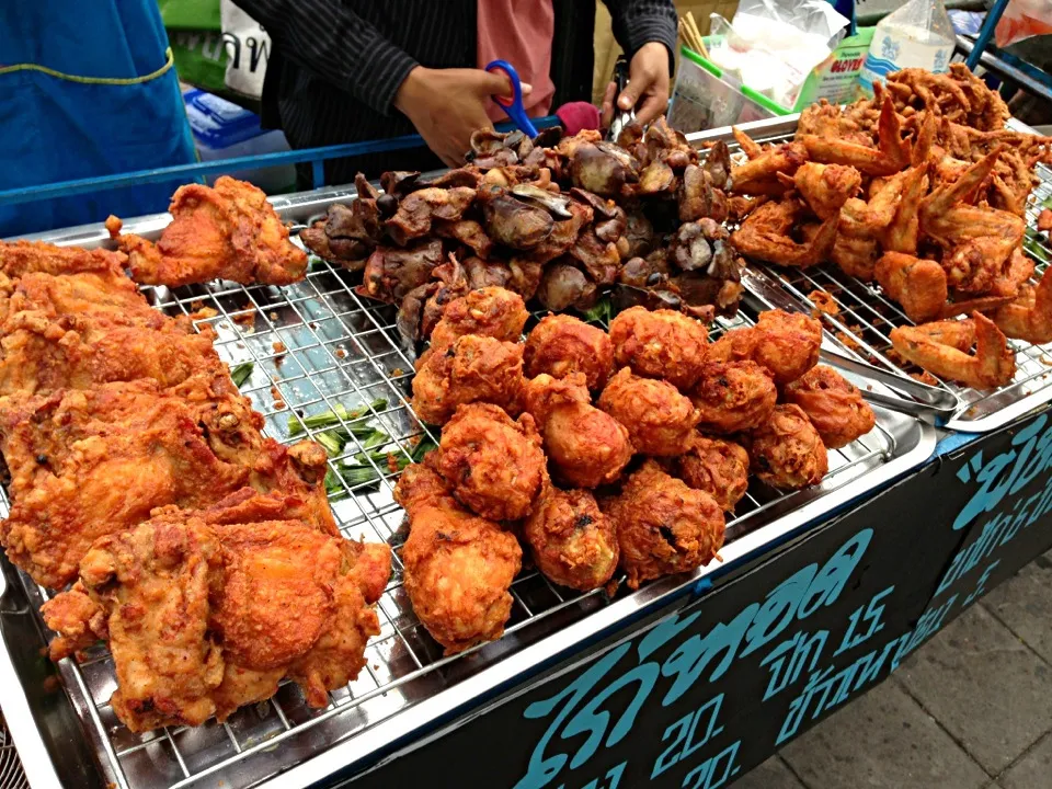 ไก่ทอด カリカリジューシー 鶏の唐揚げ🐔@แผงลอยที่กรุงเทพฯ バンコクの屋台|akiさん