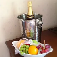 Snapdishの料理写真:Champagne and fruit|Nicola Byrneさん