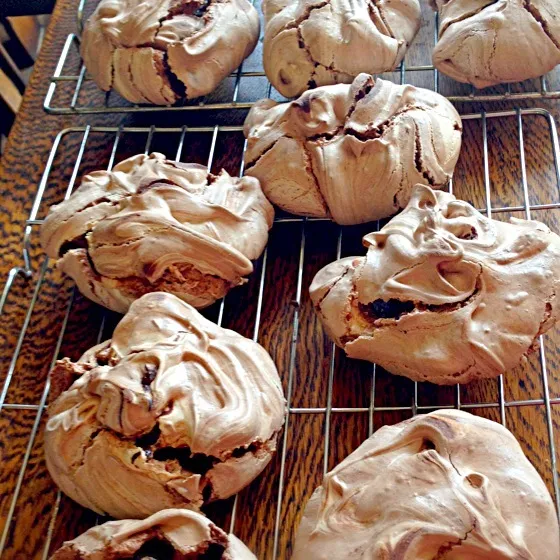 Gooey chocolate meringues|Nicola Byrneさん