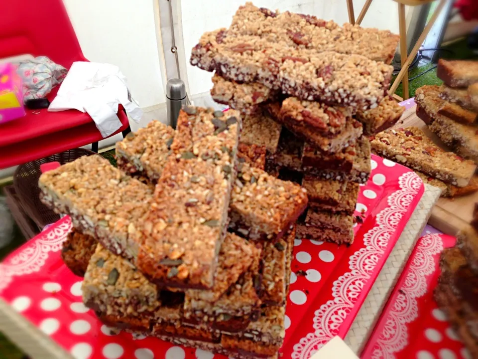 Mixed Seed and Maple and Pecan Granola Bars with Dark Belgian Chocolate|Nicola Byrneさん