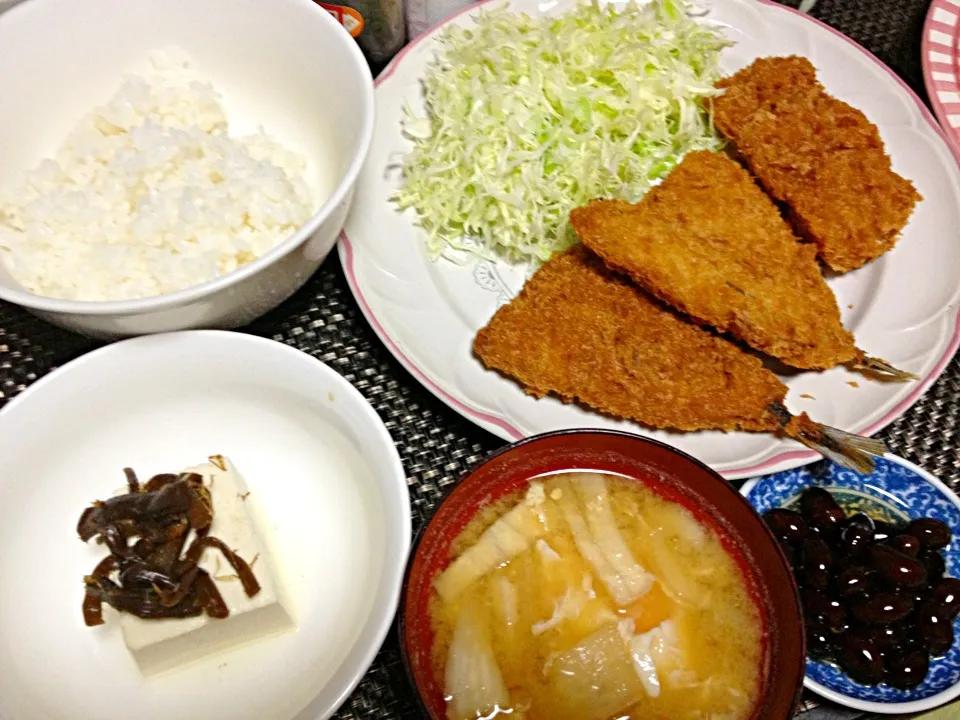 #夕飯 黒豆、フキかつお乗せ冷奴、白米、大根玉子味噌汁、キャベツ(醤油かけ)、アジフライ(しょかけ)、串カツ(串抜き)。黒豆さべー高級な味がした！   @Kiryu_Yamome  いただきまーす。|ms903さん