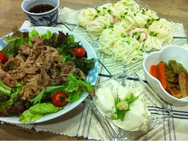 焼肉サラダ・冷麦・冷奴・ささげ人参さつま揚げ煮物|まーままさん