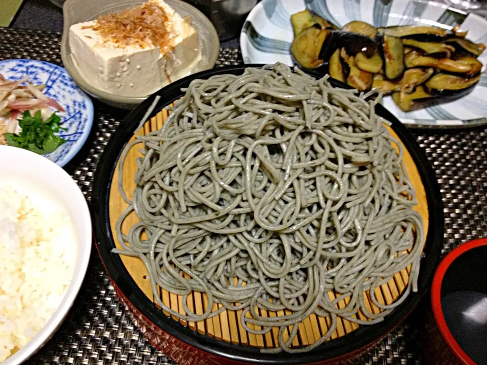 木曜日の #夕飯 よもぎ蕎麦(東北方面からの)、茄子生姜焼き、冷奴。つるつるしこしこしこ美味しかったっすーー @Kiryu_Yamome|ms903さん