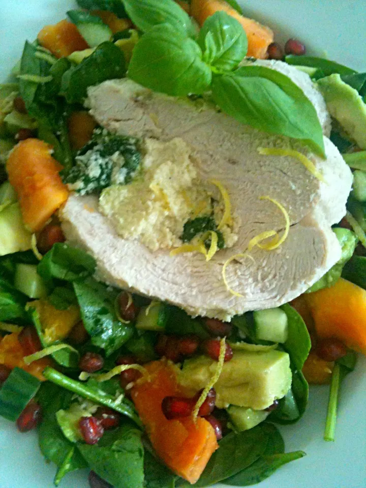 Salat w fredag spinach, papaya, cucumber, avocado & pomegranate. Turkeybreast stuffed with spinach and almond/lemonbutter.|marianne rasmussenさん