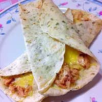 Snapdishの料理写真:Tuna cheese wrap