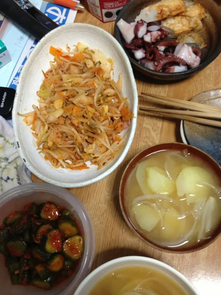 Snapdishの料理写真:7/29野菜キムチ炒め、味噌汁|pepeさん