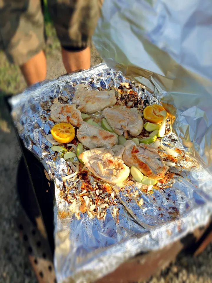 Chicken, apple slices, orange, and onion over fire!|Diamond LaCroixさん