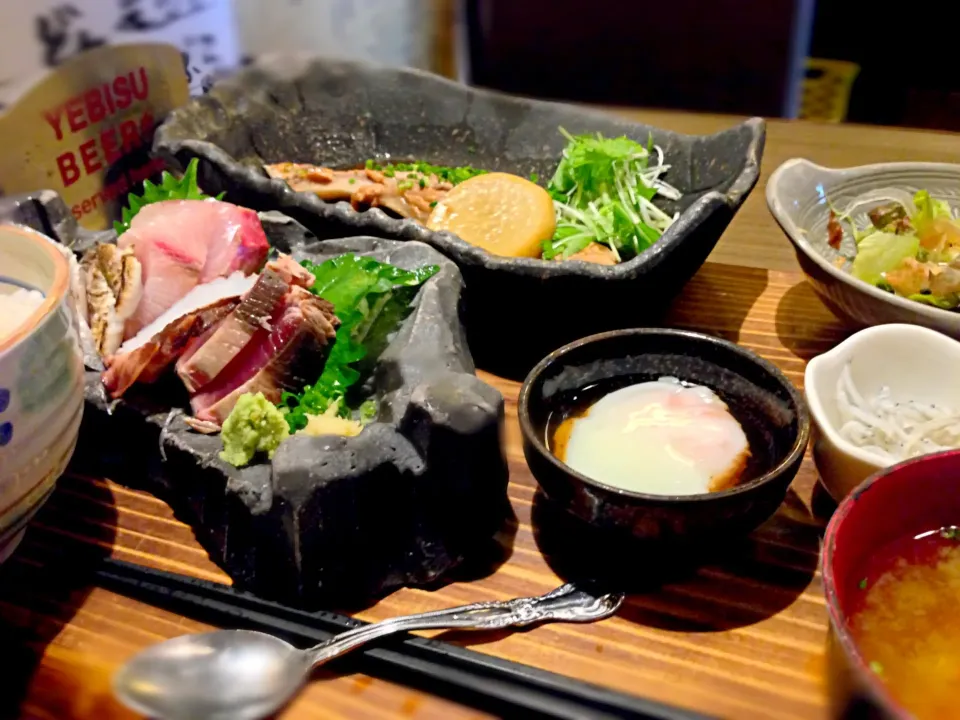 時鮭のハラス煮付けと刺身五種盛り定食|おかっぴーさん