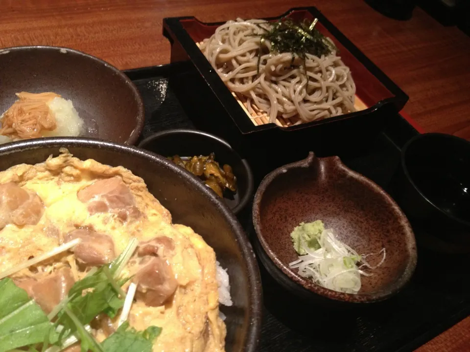 親子丼とそば定食を頂きました。|momongatomoさん