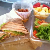 Snapdishの料理写真:sandwich, green salad, and mixed fruits|Med Arellanoさん