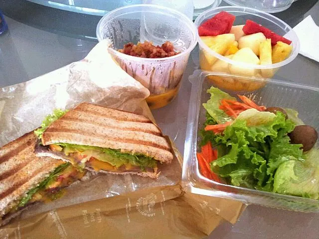 sandwich, green salad, and mixed fruits|Med Arellanoさん