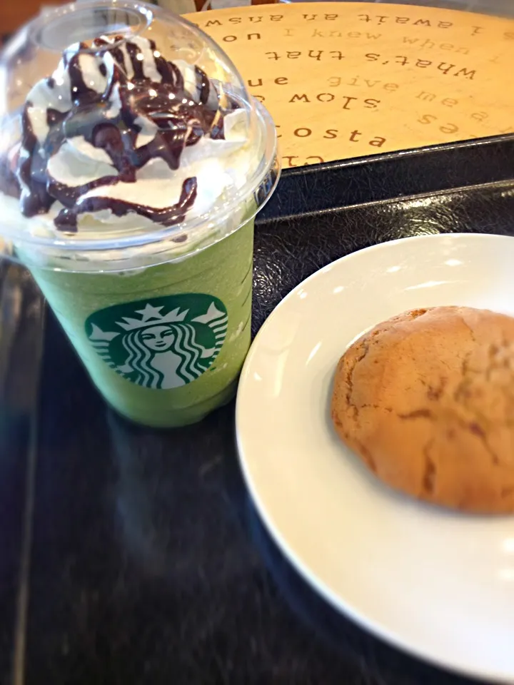 Snapdishの料理写真:抹茶クリームフラペチーノ、チョコレートチャンククッキー|しおんさん