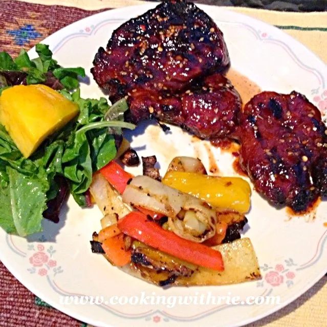 Steak BBQ with Spicy Teriyaki Sauce, BBQ Onion and Veggies with Green Mango Salad.. Yummy|rie simsさん