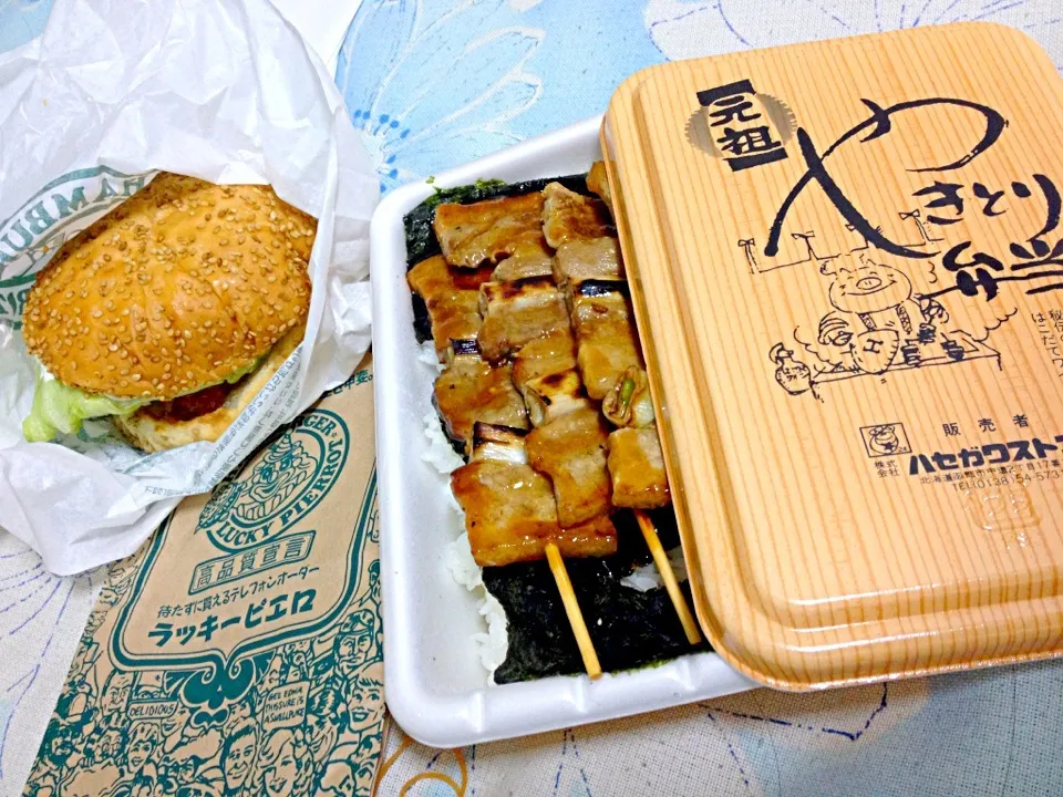 左:チャイニーズチキンバーガー 右:やきとり弁当(ハセガワストア)|牧菜さん