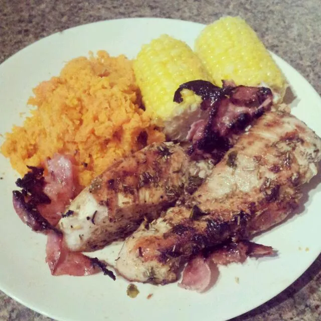 rosemary fresh basil and garlic rubbed chicken cooked on a griddle with german ham, sweet potato mash and corn on the cob|hollyさん