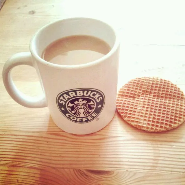 Fresh ground coffee and a syrup waffle|hollyさん