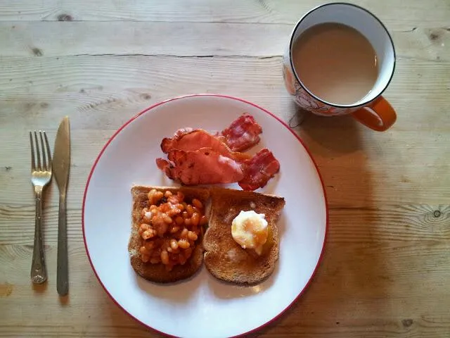 toast with poached egg and bacon and baked beans|hollyさん