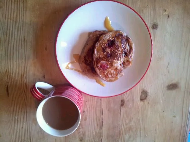 Snapdishの料理写真:Blueberry pancakes and maple syrup|hollyさん