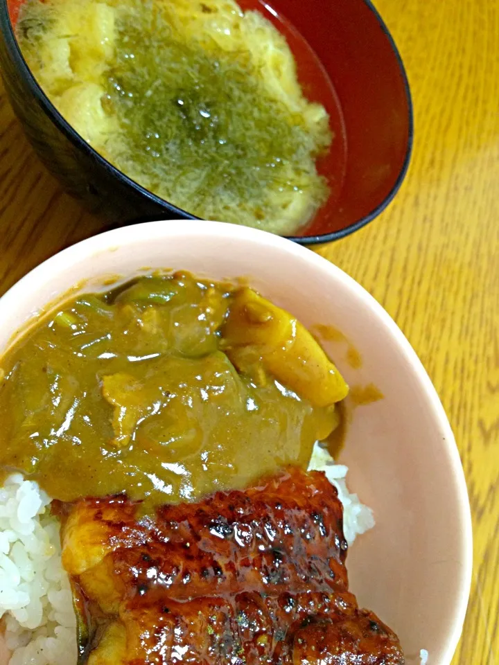 Snapdishの料理写真:うなカレー丼＆トロロ昆布の味噌汁|ゆりっちょんさん