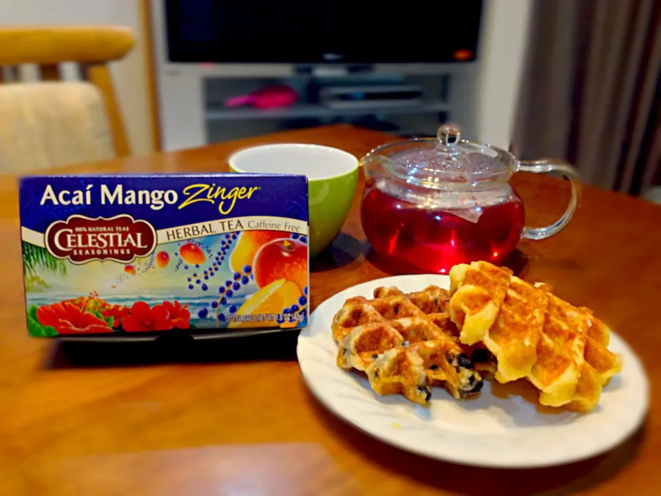 Snapdishの料理写真:Manneken Waffle with Acai Mango Zinger☕|おかっぴーさん