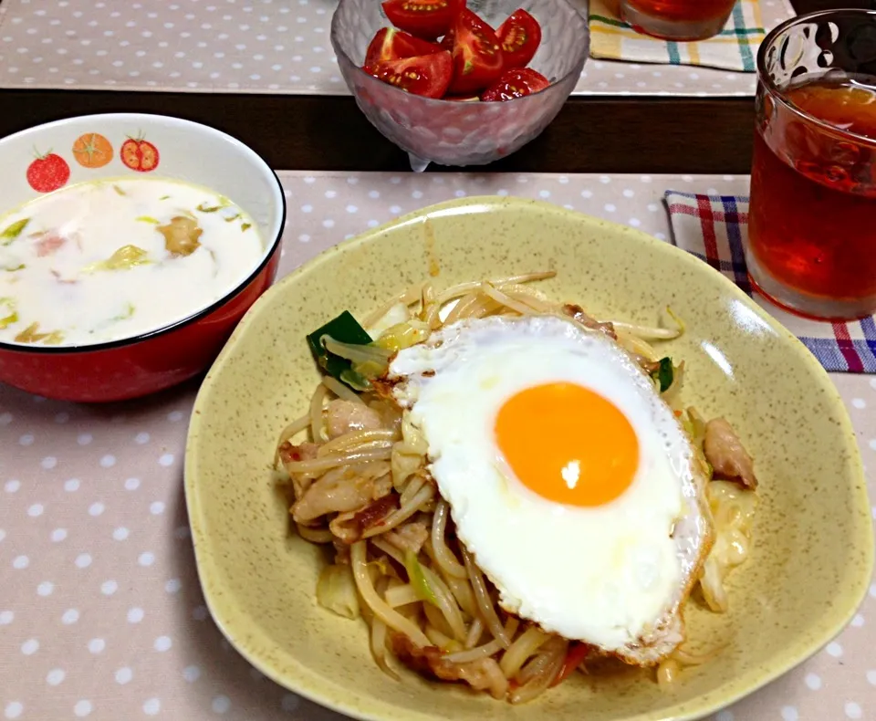 Snapdishの料理写真:ピリ辛焼うどん☆レタスとベーコンのコンソメミルクスープ|susuさん