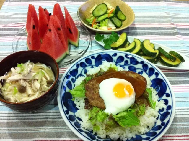 ロコモコ・ズッキーニのマヨ醤油炒め・キャベツとキュウリ浅漬け・胸肉しめじ冷麦の味噌汁・スイカ|まーままさん