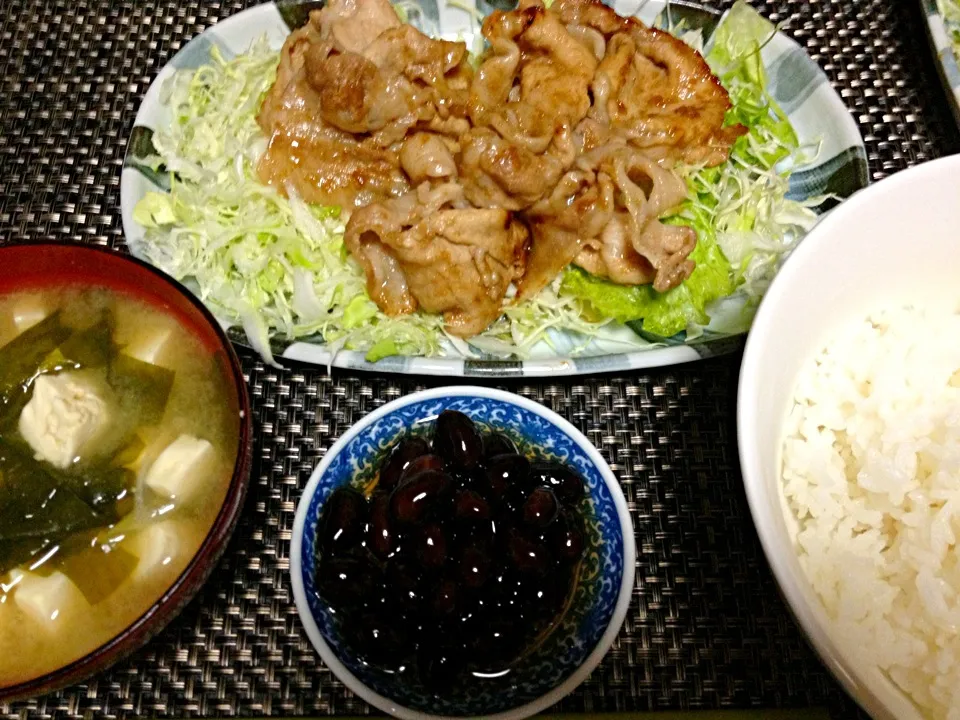 Snapdishの料理写真:#夕飯 豆腐ネギわかめ味噌汁、キャベツ、白米、豚生姜焼き(ラードで炒めた)、食後のデザートは黒豆。食後とゆうか食間にも食べたけどもね。|ms903さん