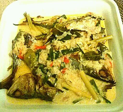 Fried tilapia fish in coconut milk sc|Regina Lavetさん