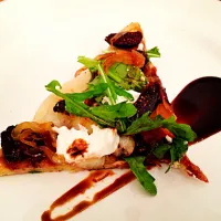 Snapdishの料理写真:Grilled Pizza with Glazed Figs, Caramelized Onions, Goat Cheese and Arugula|Janah Adickmanさん