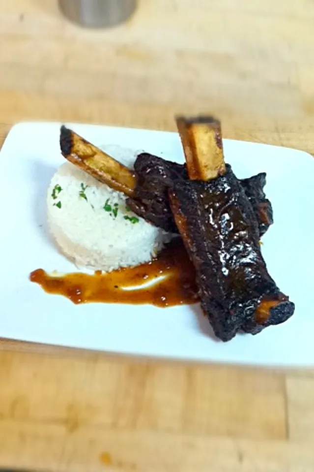 Snapdishの料理写真:Asian inspired short ribs with jasmine rice|Lauren Cordovaさん