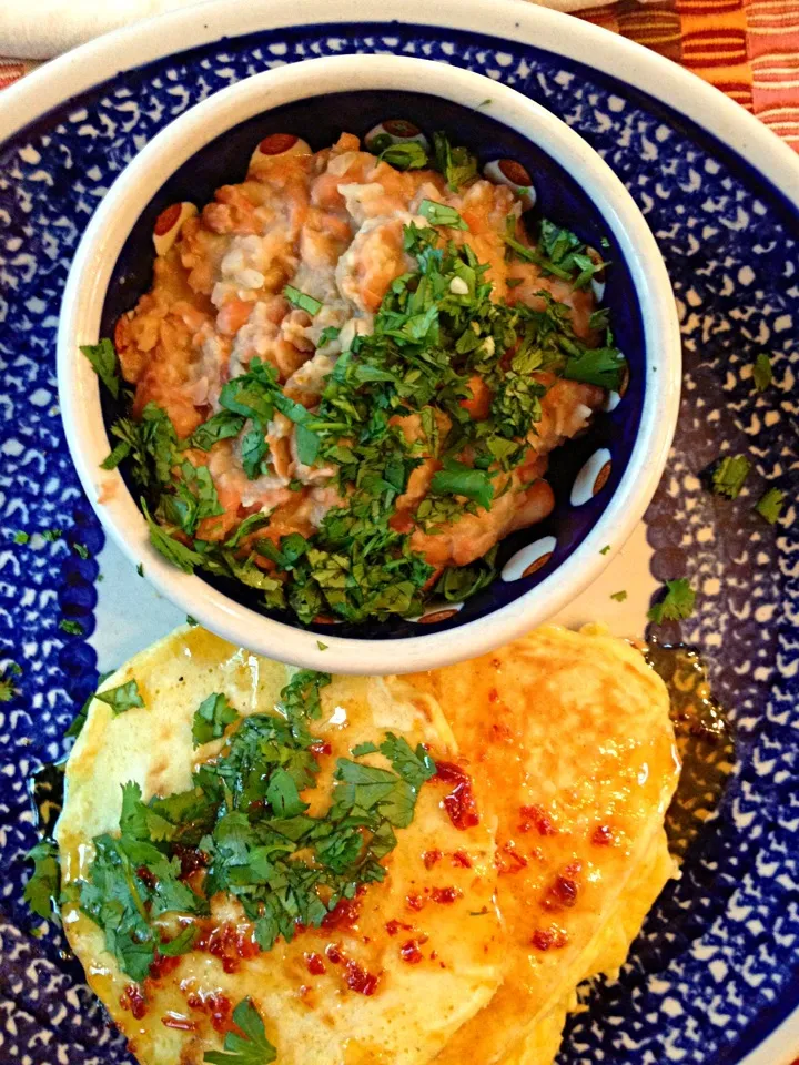 corn cheddar griddle cakes with chipotle honey and refried beans|Matthew Cashenさん