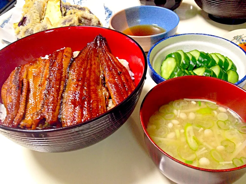 鰻丼,なすと椎茸の天ぷら,きゅうりの漬物,みそ汁|ひかるんさん